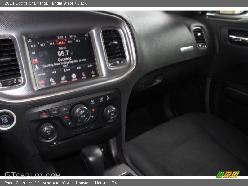 Bright White / Black 2011 Dodge Charger SE