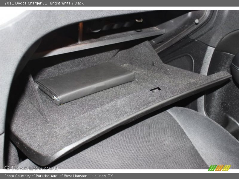 Bright White / Black 2011 Dodge Charger SE