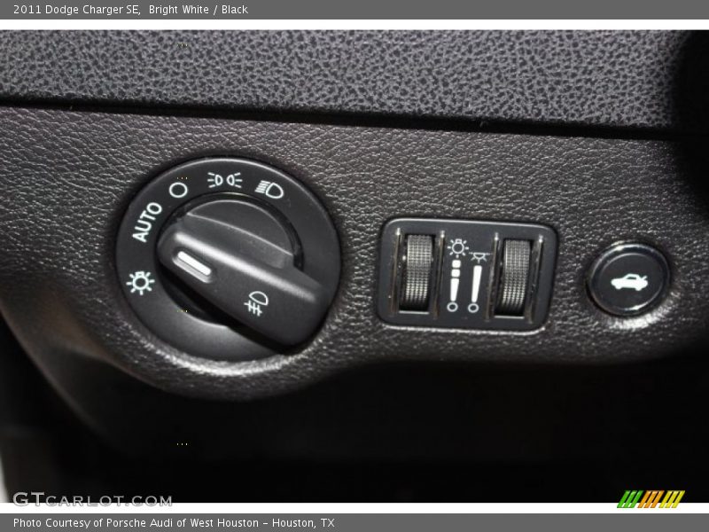 Bright White / Black 2011 Dodge Charger SE