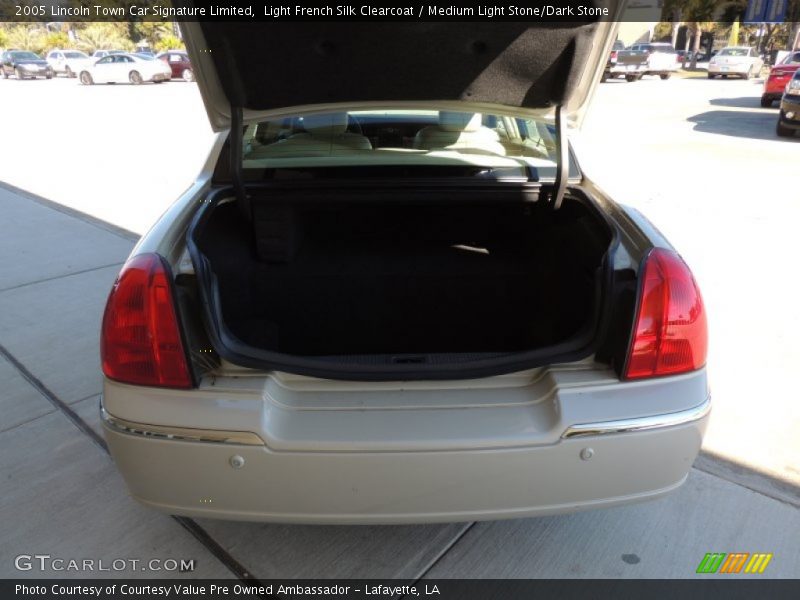 Light French Silk Clearcoat / Medium Light Stone/Dark Stone 2005 Lincoln Town Car Signature Limited