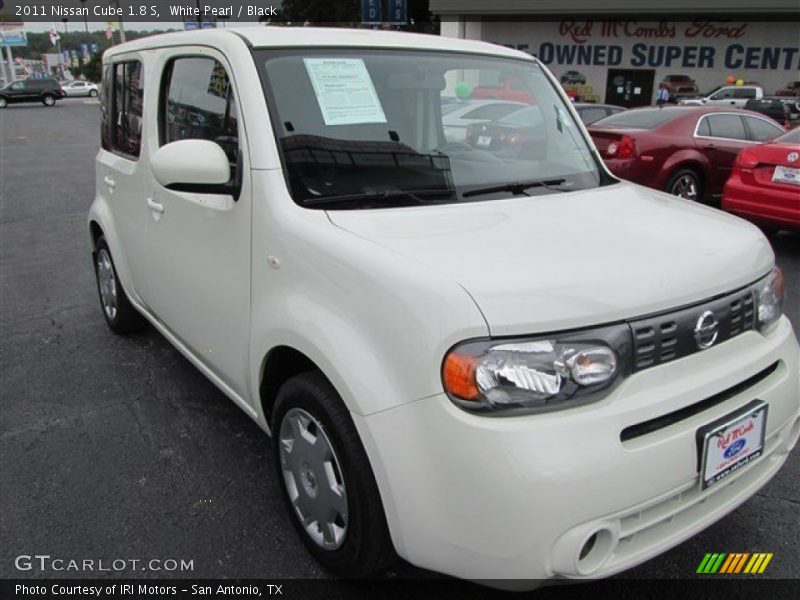 White Pearl / Black 2011 Nissan Cube 1.8 S