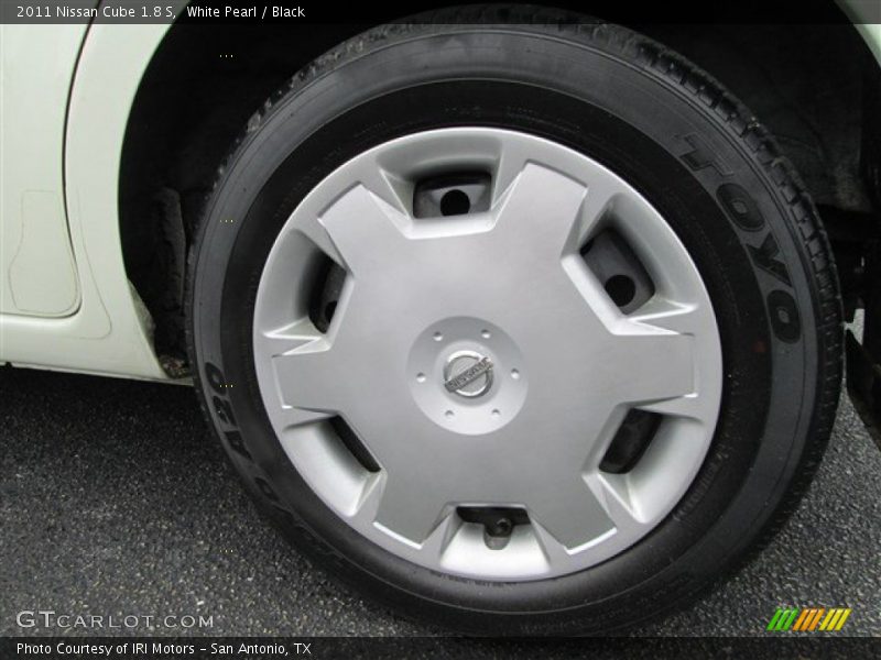 White Pearl / Black 2011 Nissan Cube 1.8 S