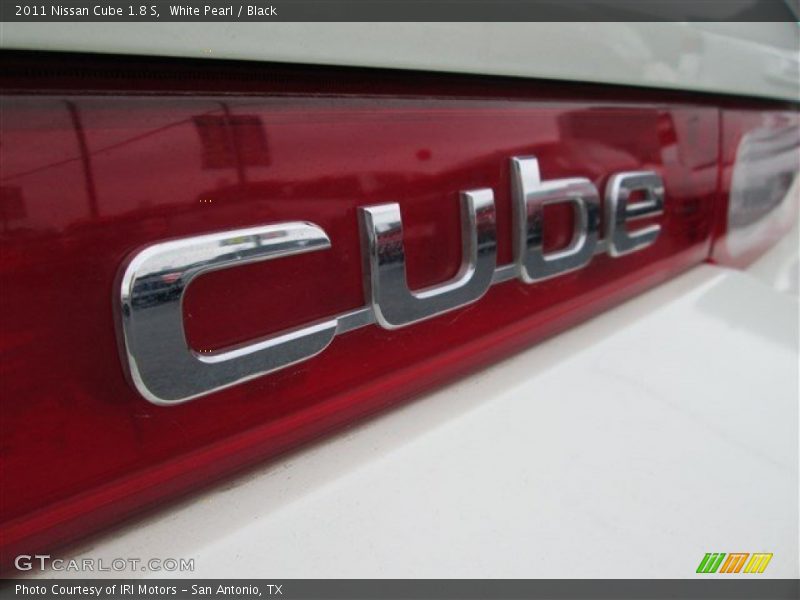 White Pearl / Black 2011 Nissan Cube 1.8 S