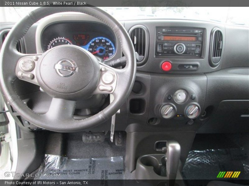 White Pearl / Black 2011 Nissan Cube 1.8 S