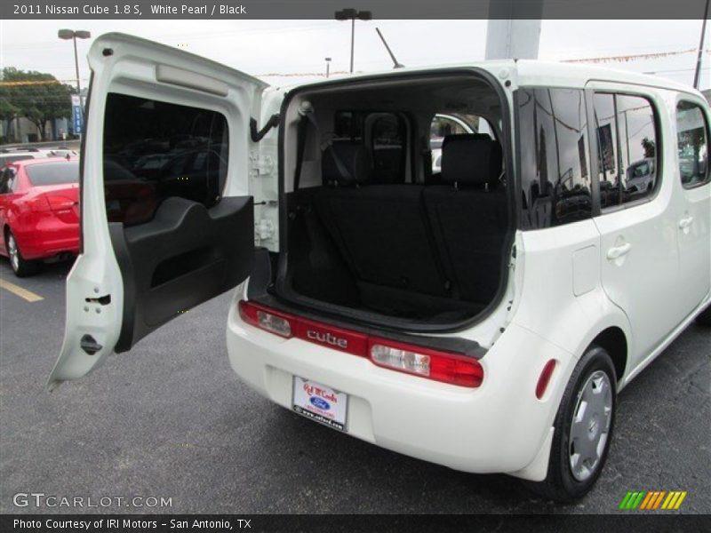 White Pearl / Black 2011 Nissan Cube 1.8 S