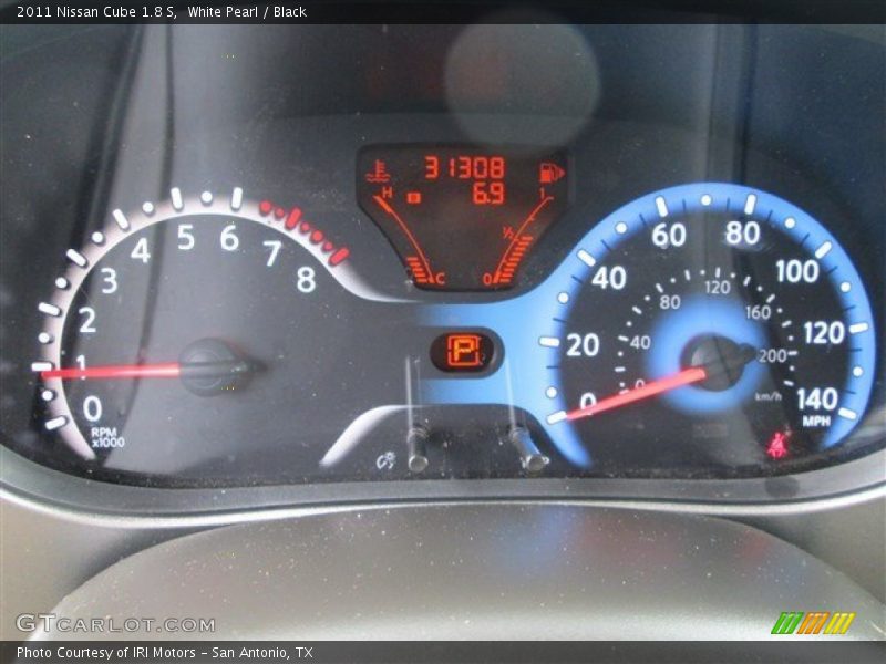White Pearl / Black 2011 Nissan Cube 1.8 S