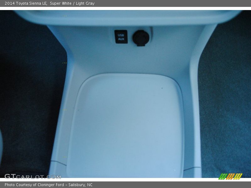 Super White / Light Gray 2014 Toyota Sienna LE
