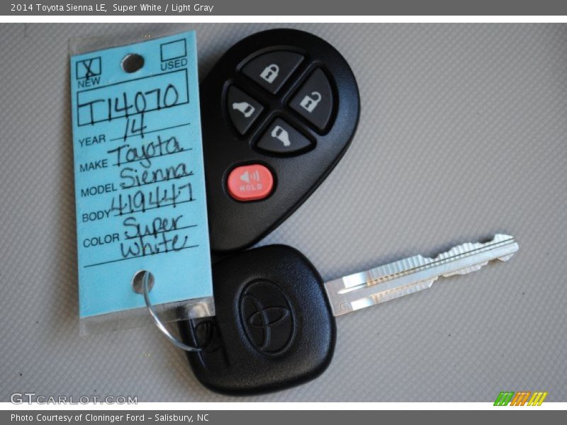 Super White / Light Gray 2014 Toyota Sienna LE