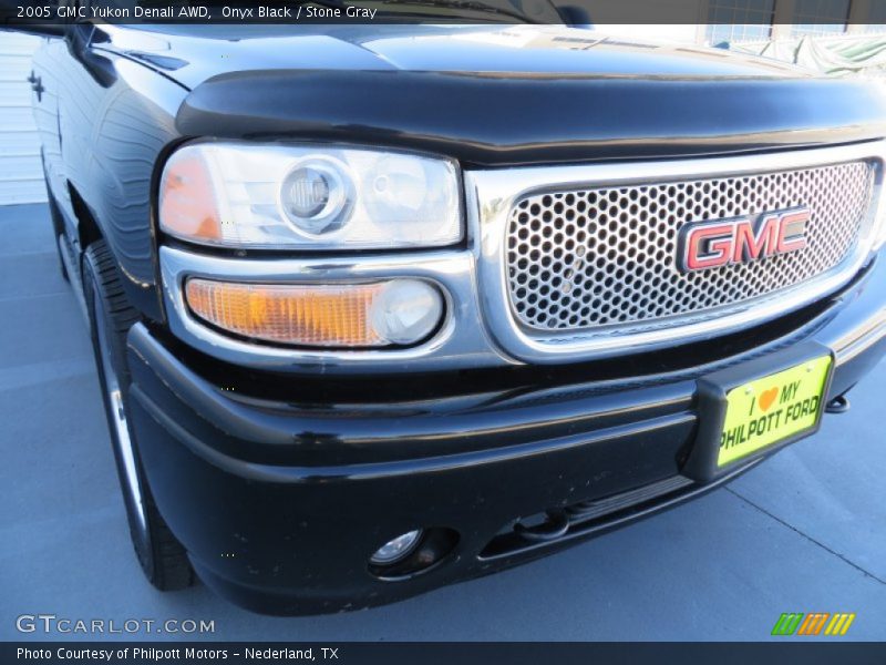 Onyx Black / Stone Gray 2005 GMC Yukon Denali AWD