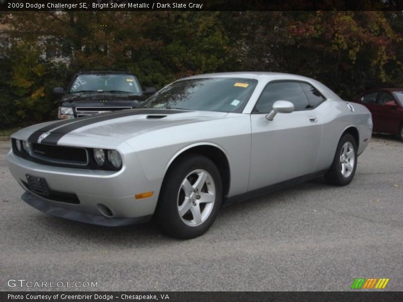 Front 3/4 View of 2009 Challenger SE