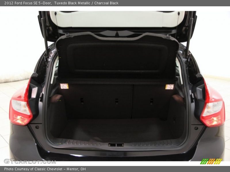Tuxedo Black Metallic / Charcoal Black 2012 Ford Focus SE 5-Door