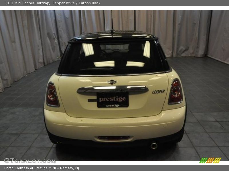 Pepper White / Carbon Black 2013 Mini Cooper Hardtop