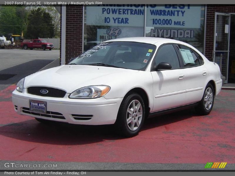 Vibrant White / Medium/Dark Flint 2007 Ford Taurus SE