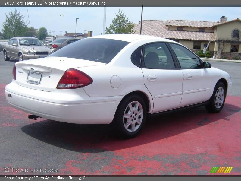 Vibrant White / Medium/Dark Flint 2007 Ford Taurus SE