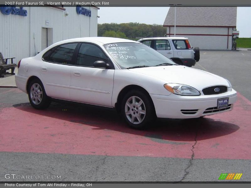 Vibrant White / Medium/Dark Flint 2007 Ford Taurus SE