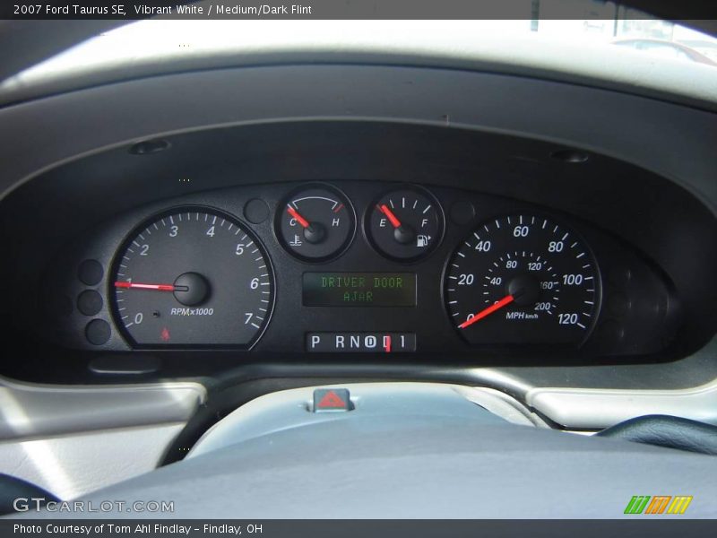 Vibrant White / Medium/Dark Flint 2007 Ford Taurus SE