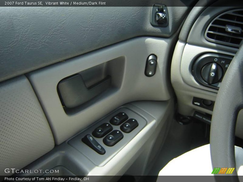 Vibrant White / Medium/Dark Flint 2007 Ford Taurus SE