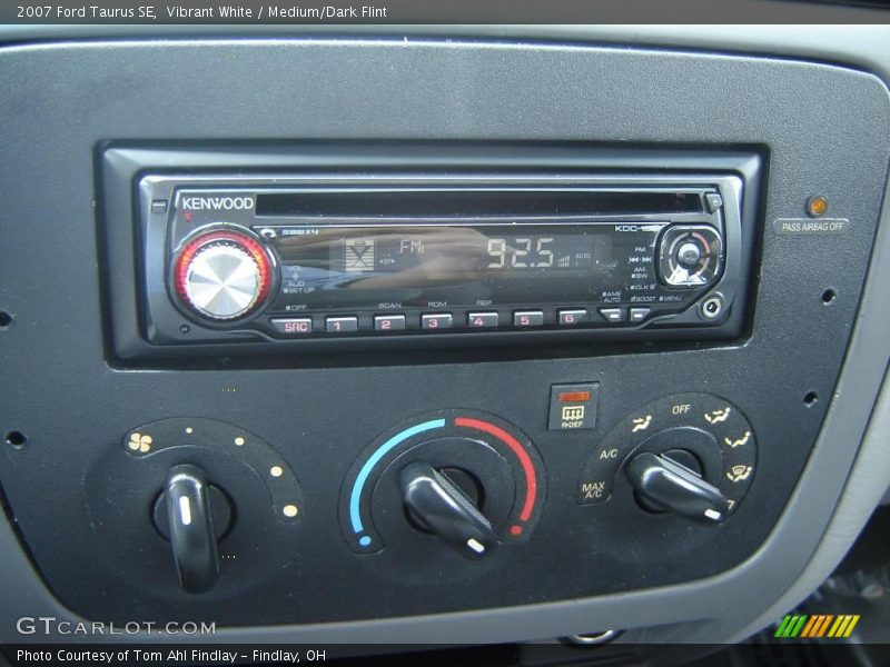 Vibrant White / Medium/Dark Flint 2007 Ford Taurus SE