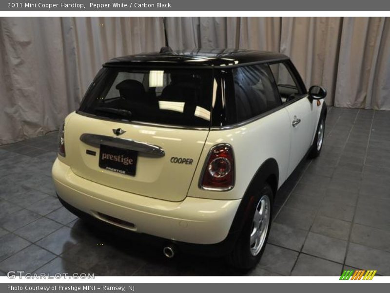Pepper White / Carbon Black 2011 Mini Cooper Hardtop