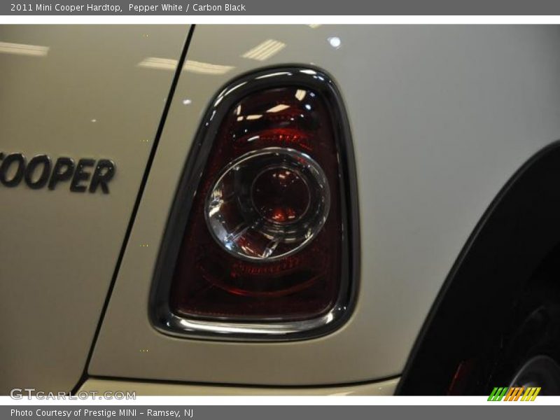 Pepper White / Carbon Black 2011 Mini Cooper Hardtop