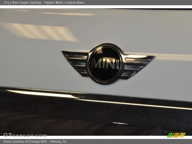Pepper White / Carbon Black 2011 Mini Cooper Hardtop