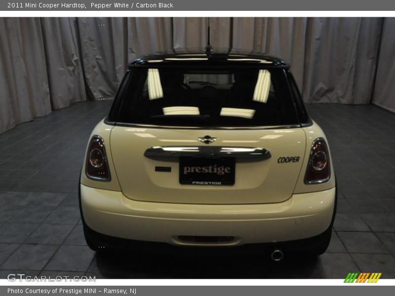 Pepper White / Carbon Black 2011 Mini Cooper Hardtop