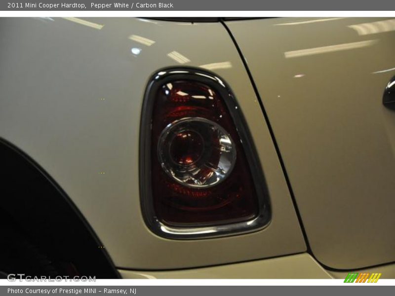 Pepper White / Carbon Black 2011 Mini Cooper Hardtop