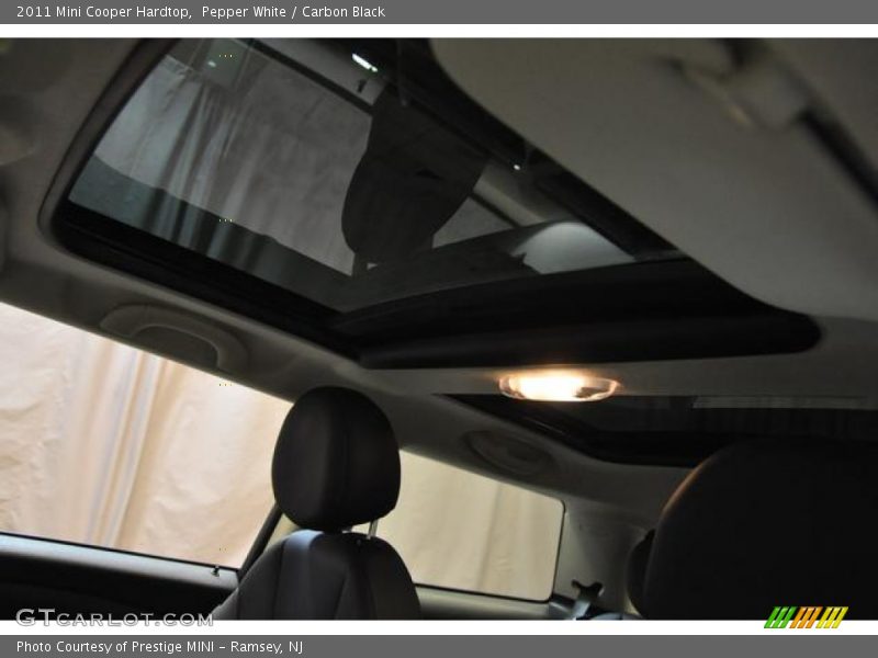 Pepper White / Carbon Black 2011 Mini Cooper Hardtop