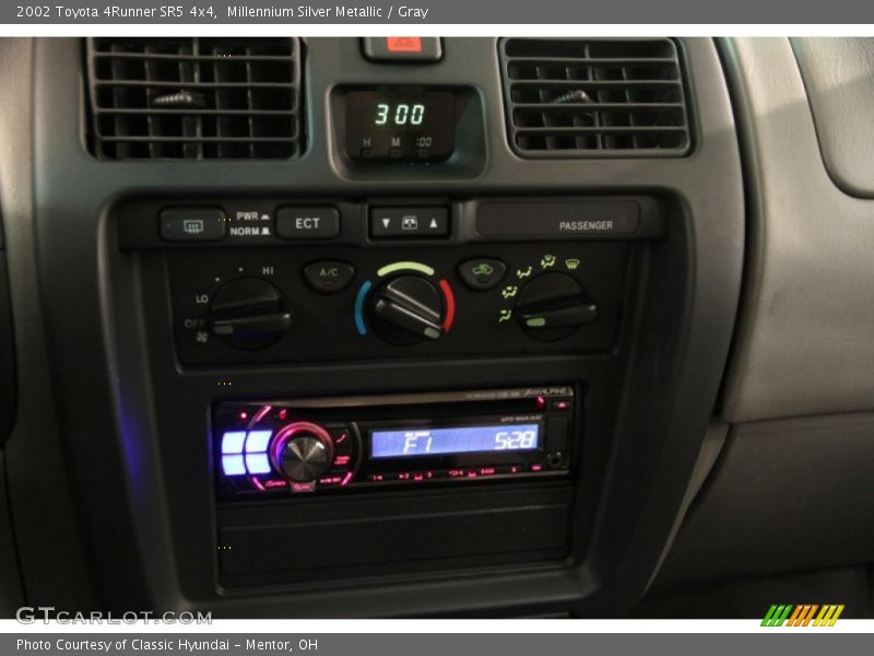 Millennium Silver Metallic / Gray 2002 Toyota 4Runner SR5 4x4