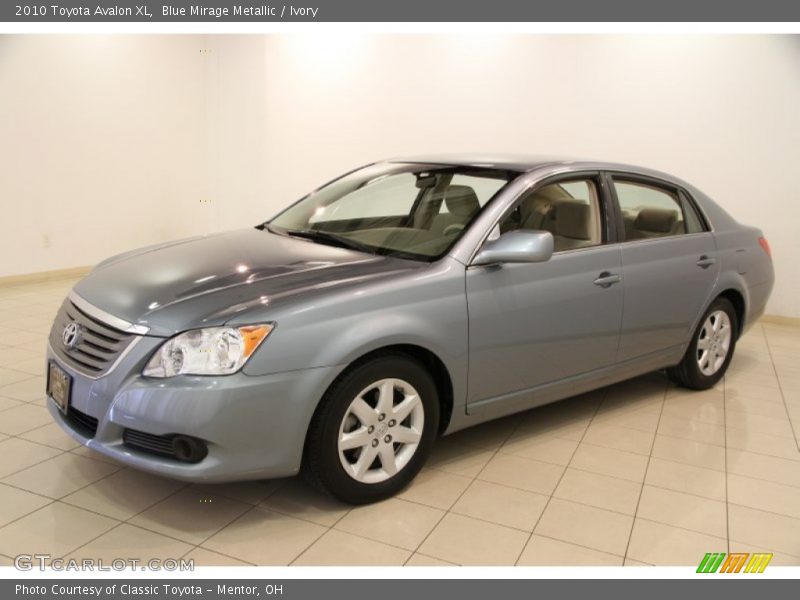 Front 3/4 View of 2010 Avalon XL