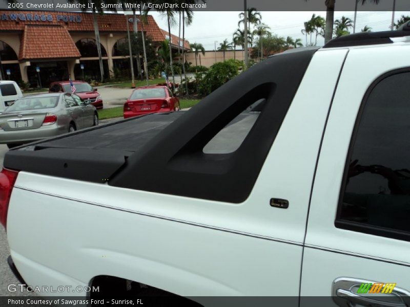 Summit White / Gray/Dark Charcoal 2005 Chevrolet Avalanche LT