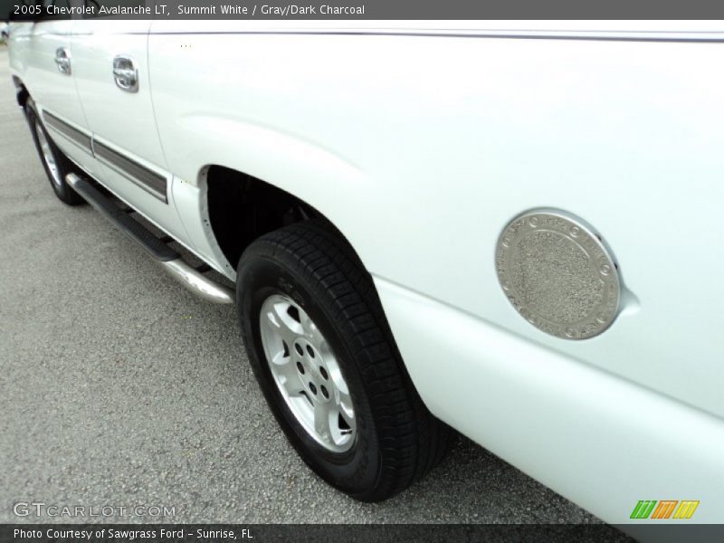 Summit White / Gray/Dark Charcoal 2005 Chevrolet Avalanche LT