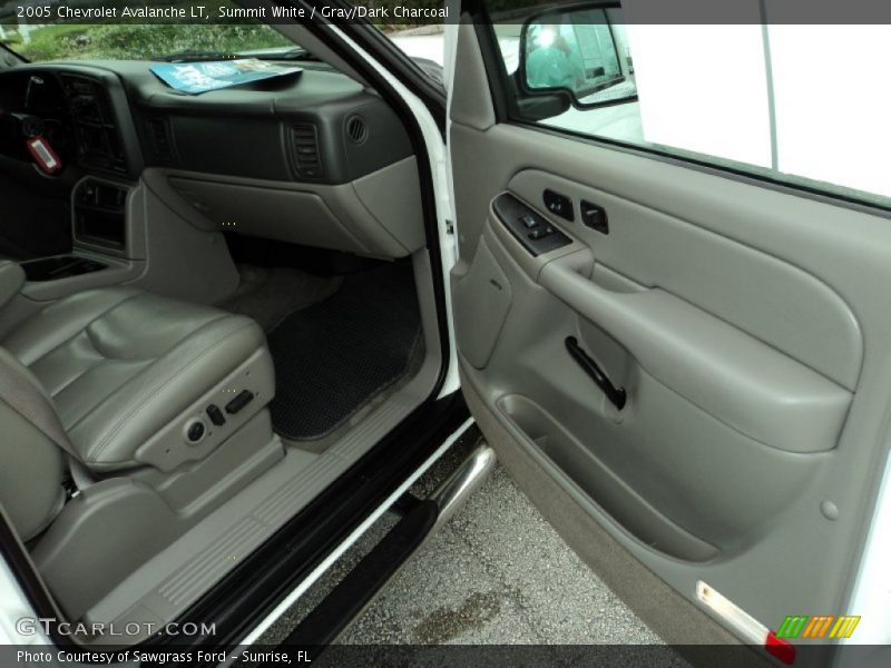 Summit White / Gray/Dark Charcoal 2005 Chevrolet Avalanche LT