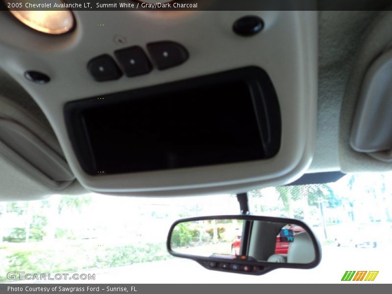 Summit White / Gray/Dark Charcoal 2005 Chevrolet Avalanche LT