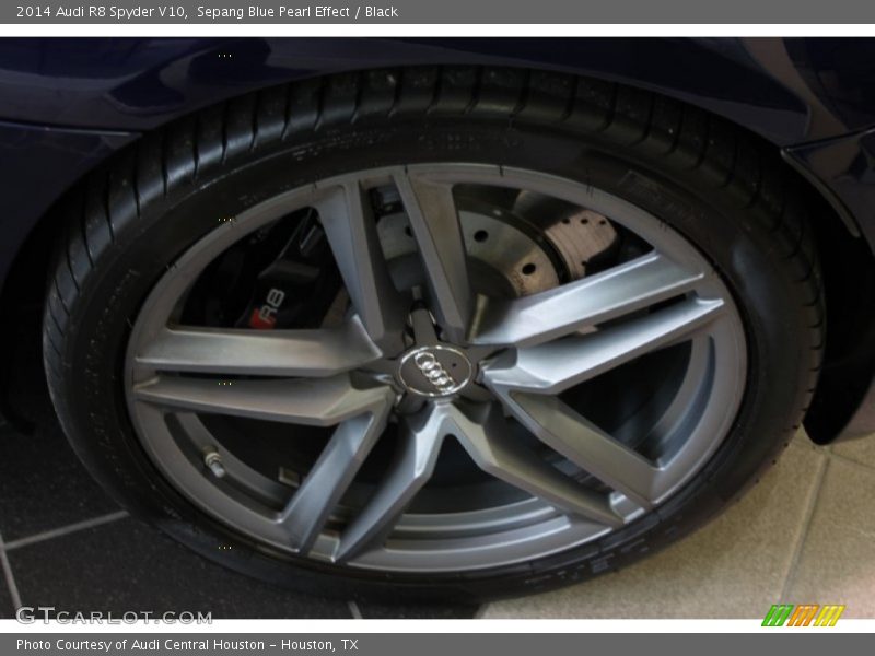 Sepang Blue Pearl Effect / Black 2014 Audi R8 Spyder V10