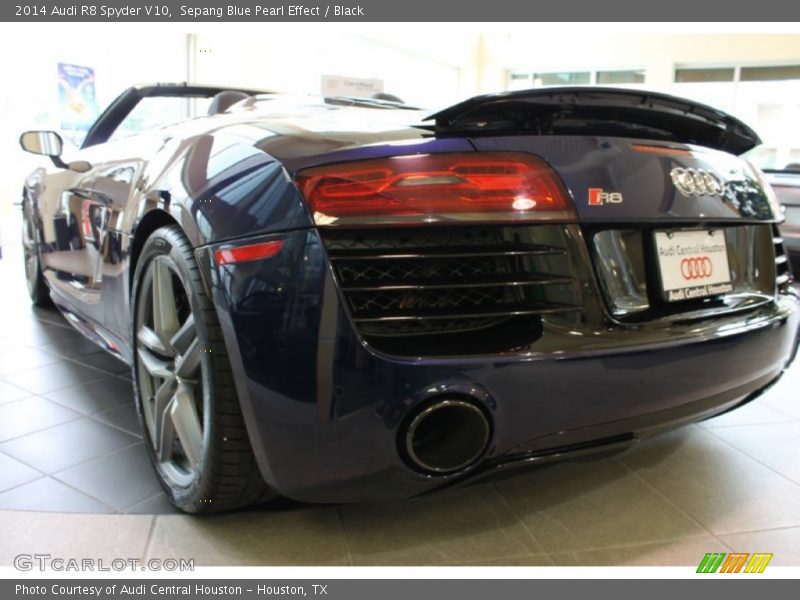 Sepang Blue Pearl Effect / Black 2014 Audi R8 Spyder V10