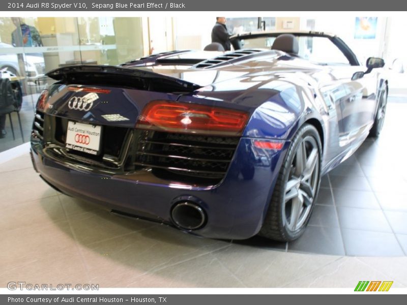 Sepang Blue Pearl Effect / Black 2014 Audi R8 Spyder V10