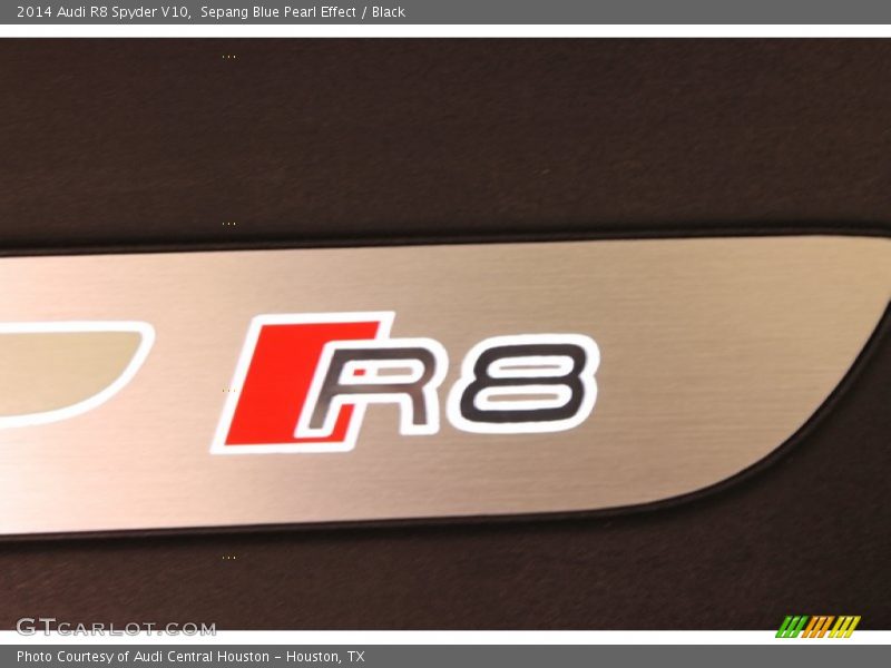 Sepang Blue Pearl Effect / Black 2014 Audi R8 Spyder V10