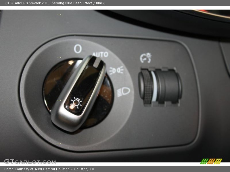 Controls of 2014 R8 Spyder V10