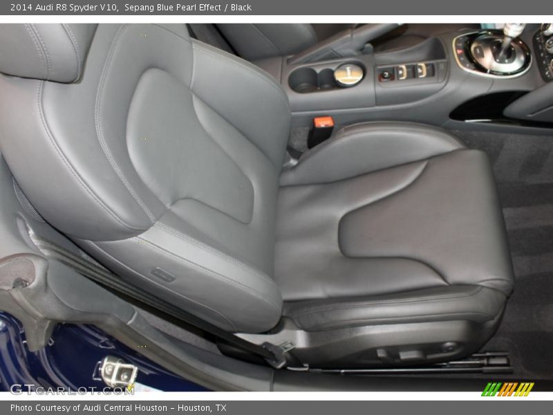 Sepang Blue Pearl Effect / Black 2014 Audi R8 Spyder V10