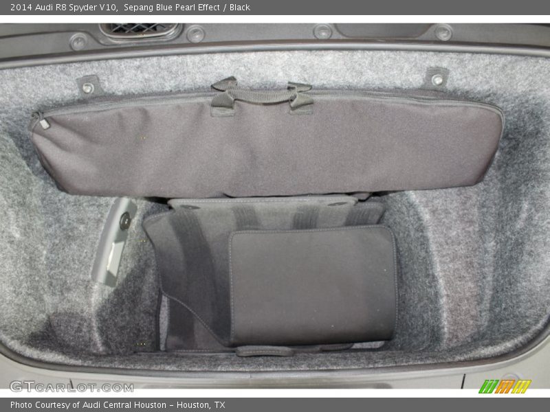  2014 R8 Spyder V10 Trunk