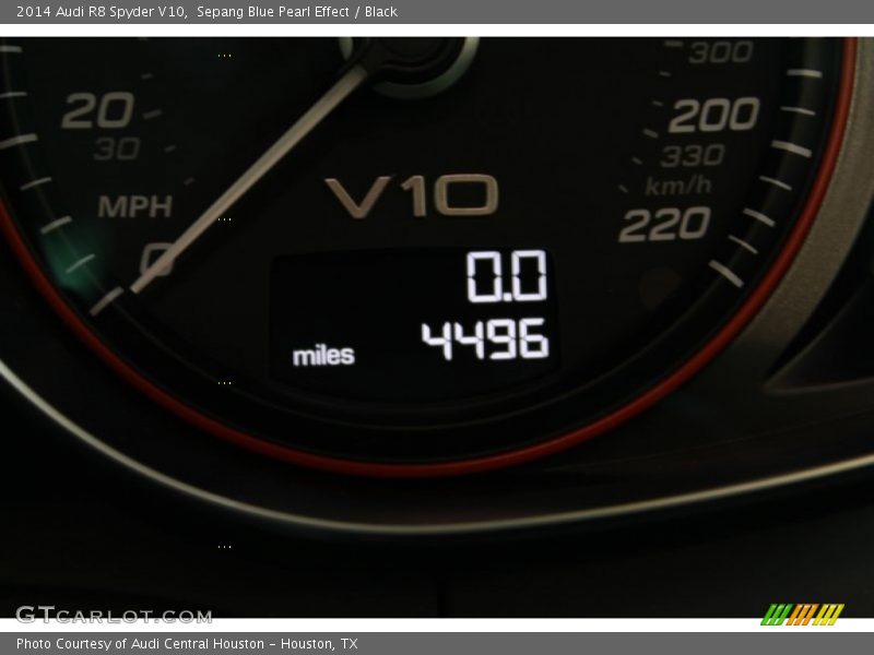 Sepang Blue Pearl Effect / Black 2014 Audi R8 Spyder V10