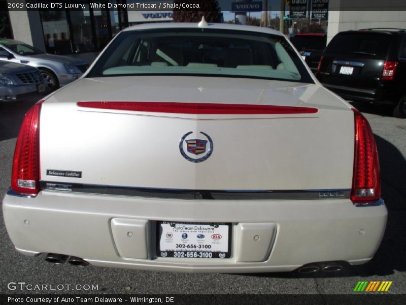 White Diamond Tricoat / Shale/Cocoa 2009 Cadillac DTS Luxury