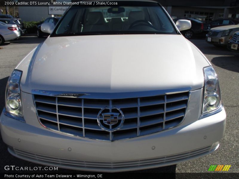 White Diamond Tricoat / Shale/Cocoa 2009 Cadillac DTS Luxury