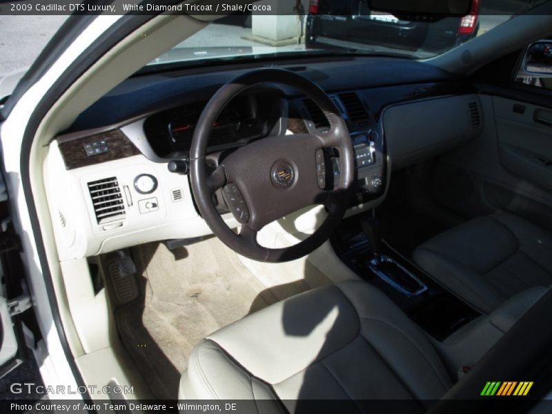 White Diamond Tricoat / Shale/Cocoa 2009 Cadillac DTS Luxury