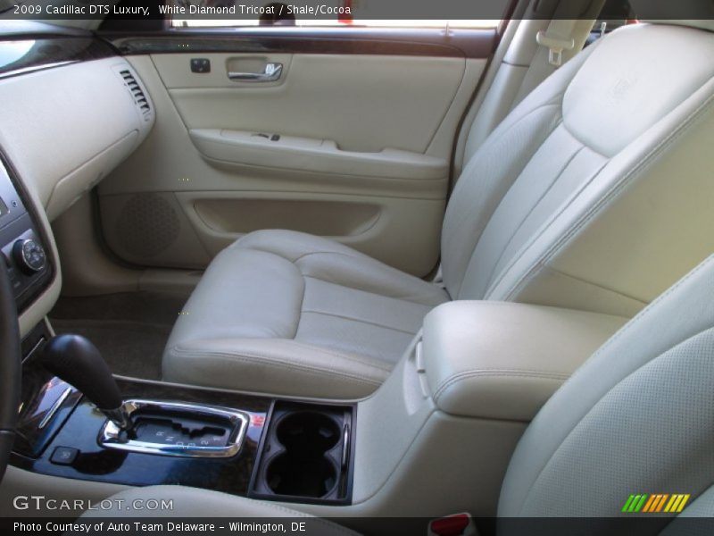 White Diamond Tricoat / Shale/Cocoa 2009 Cadillac DTS Luxury