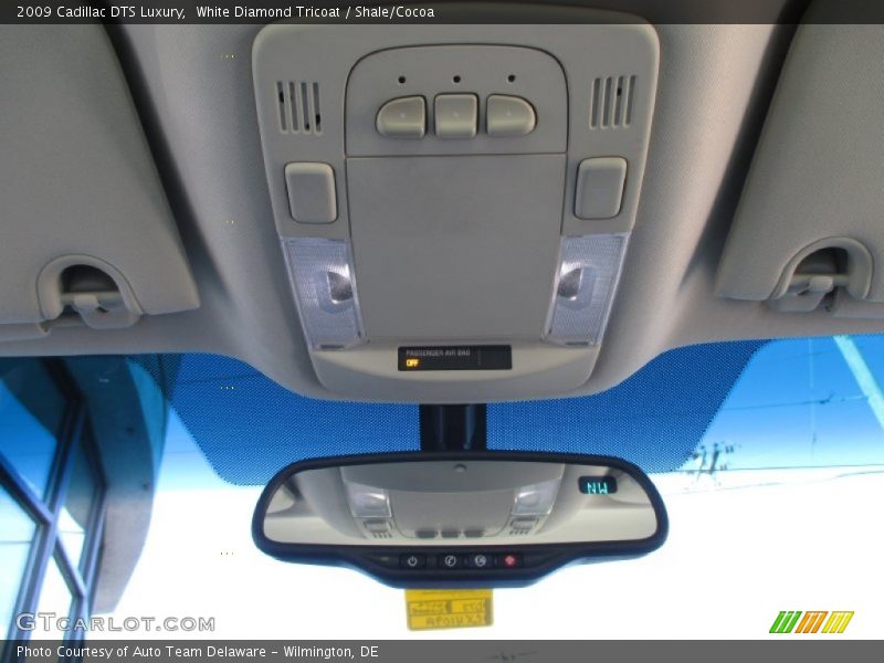 White Diamond Tricoat / Shale/Cocoa 2009 Cadillac DTS Luxury