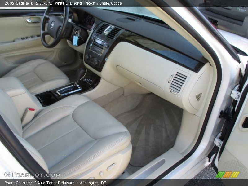 White Diamond Tricoat / Shale/Cocoa 2009 Cadillac DTS Luxury