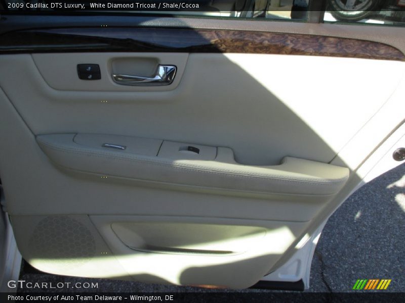 White Diamond Tricoat / Shale/Cocoa 2009 Cadillac DTS Luxury