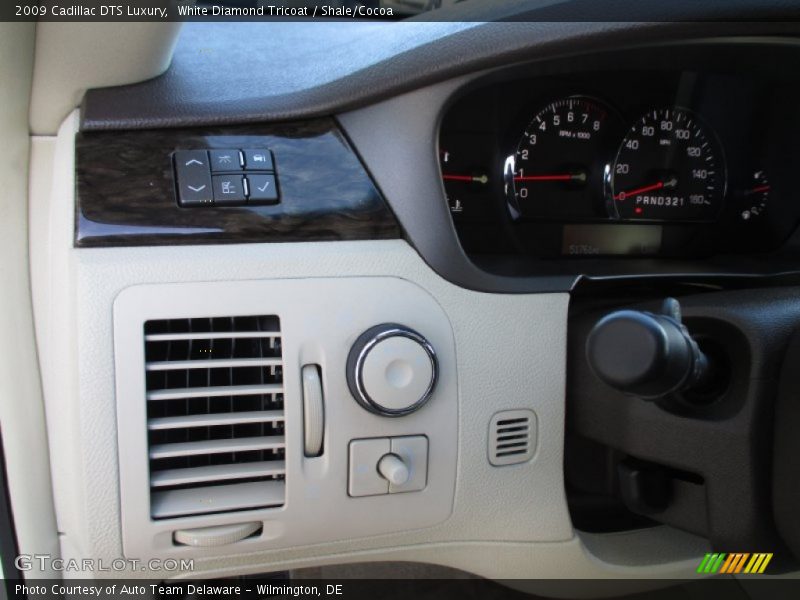 White Diamond Tricoat / Shale/Cocoa 2009 Cadillac DTS Luxury